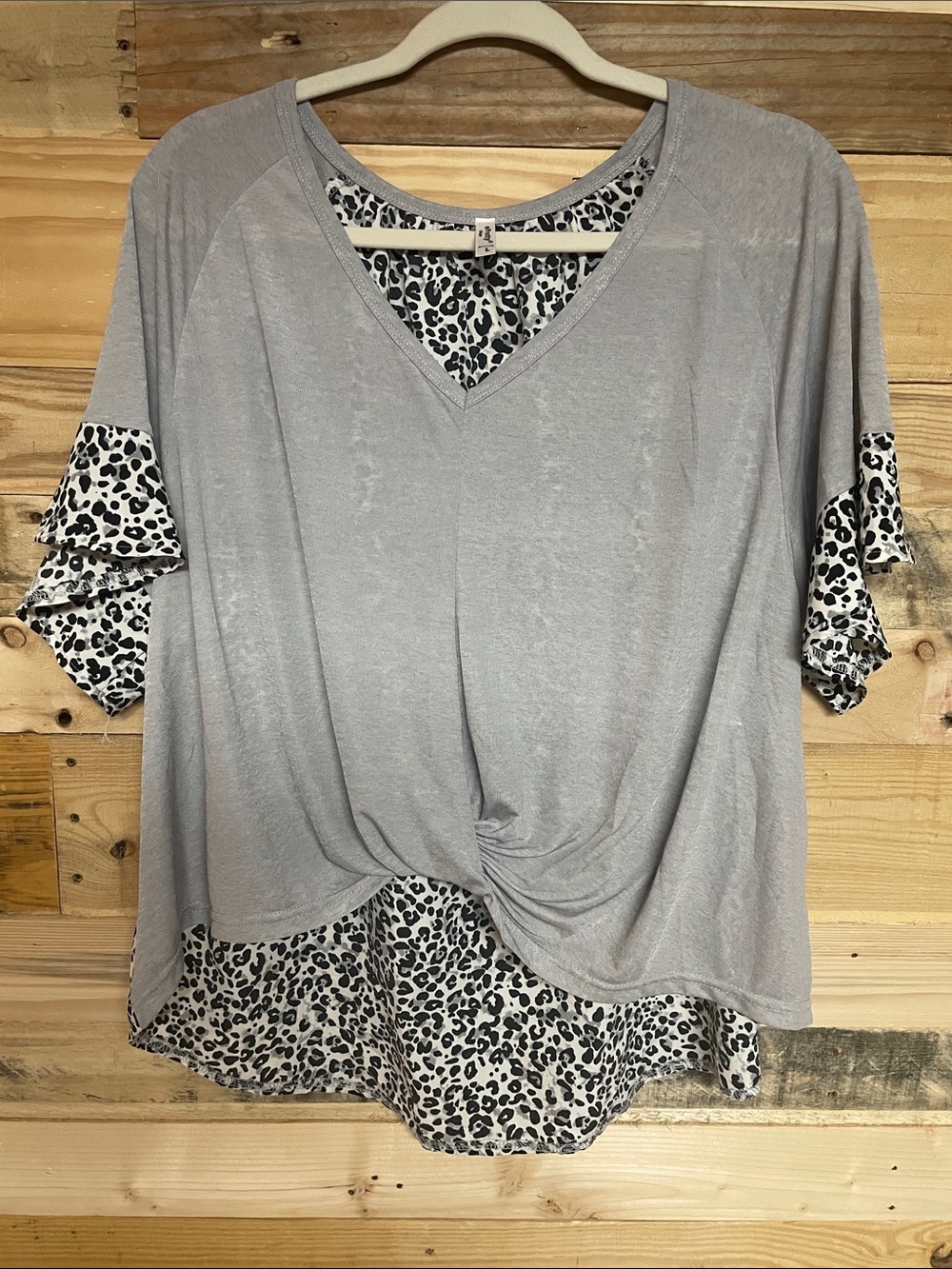 ePretty size Large Gray V-Neck Knot Front Knot Leopard Print Flutter Women's Top